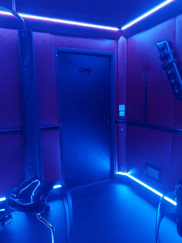 ambiance-bleu-love-room-bdsm-bungalow-plaisirs-charnels