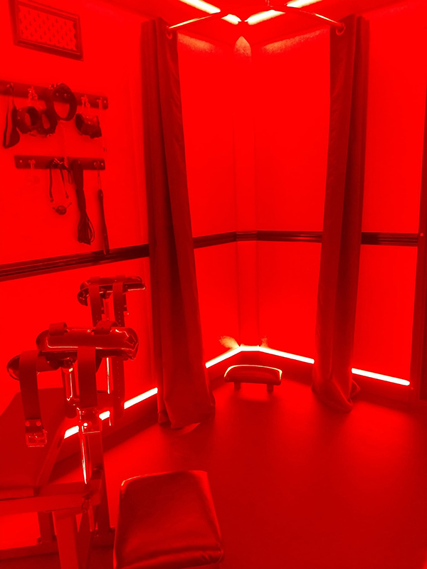 ambiance-rouge-love-room-bdsm-bungalow-plaisirs-erotiques