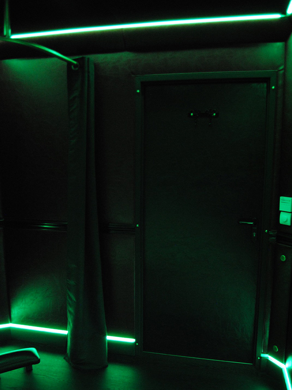 ambiance-verte-love-room-bdsm-bungalow-plaisirs-charnels